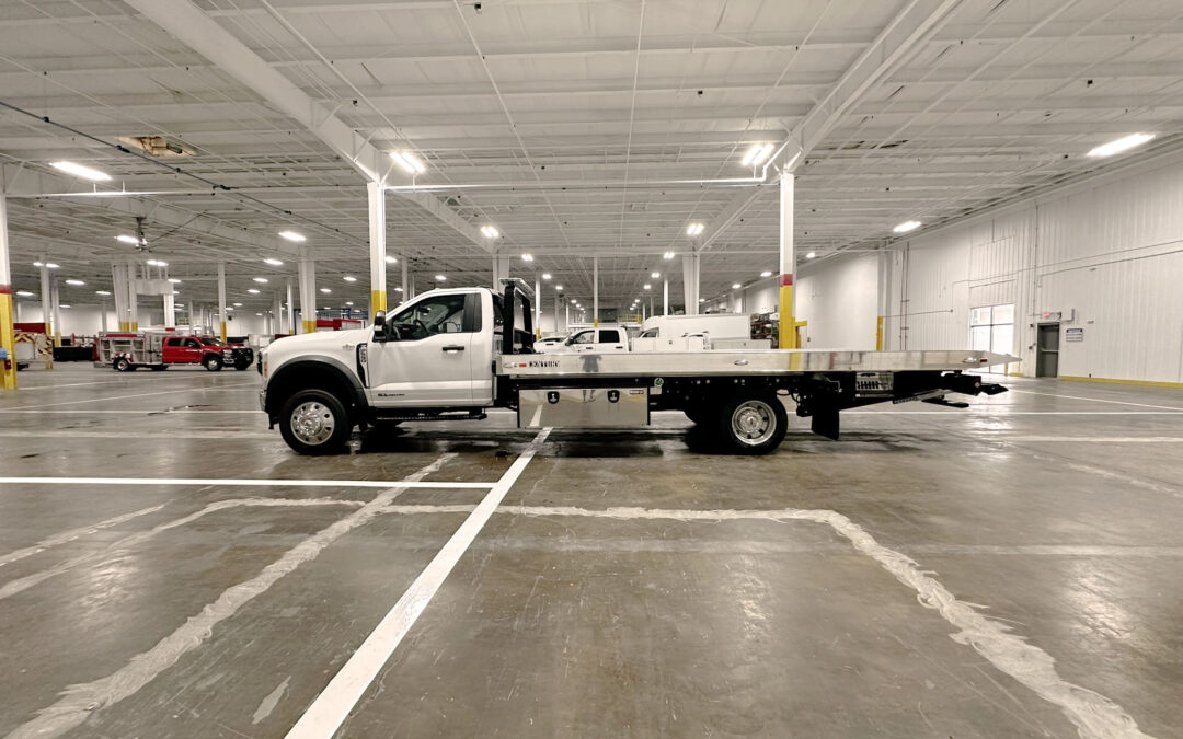 2023 Ford F-550 with Vulcan 10 Series Alum (white)