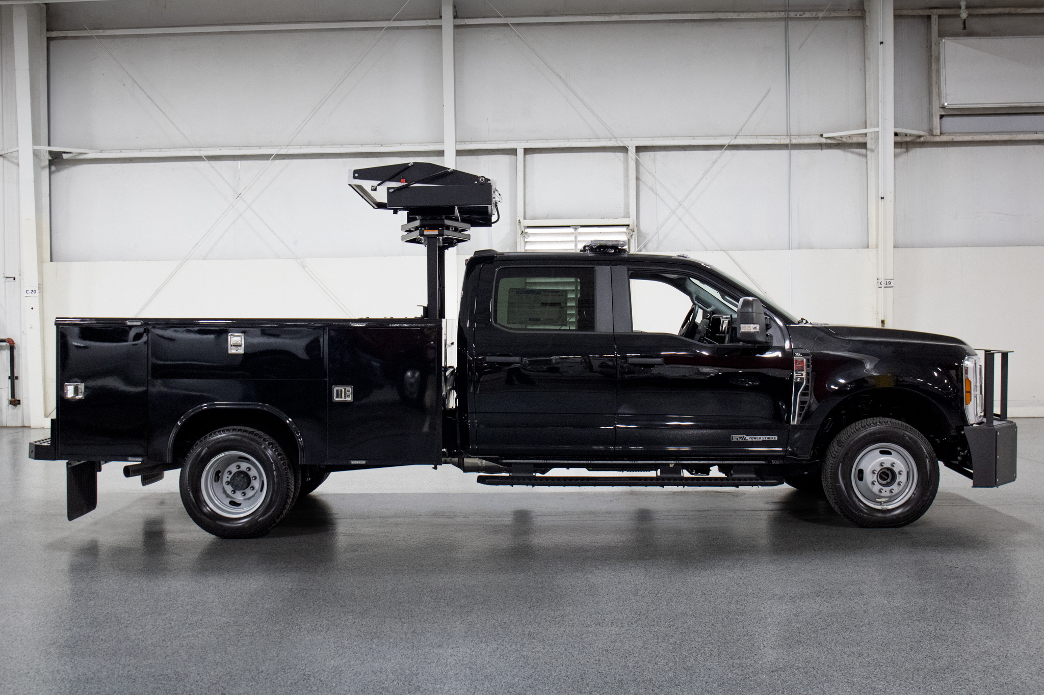 Reading Classic II 9′ Service Body on Ford F-350 Chassis