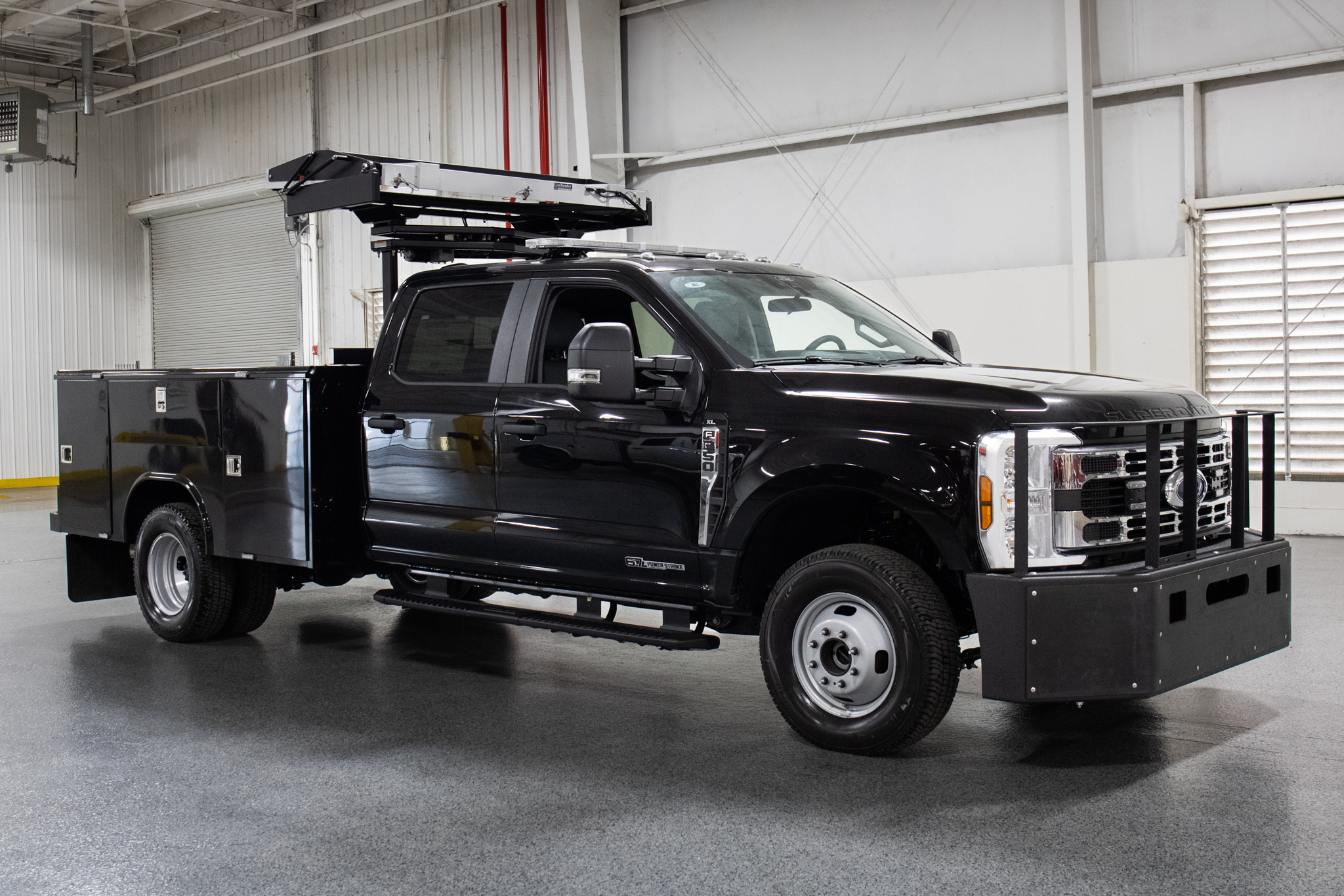 Reading Classic II 9′ Service Body on Ford F-350 Chassis