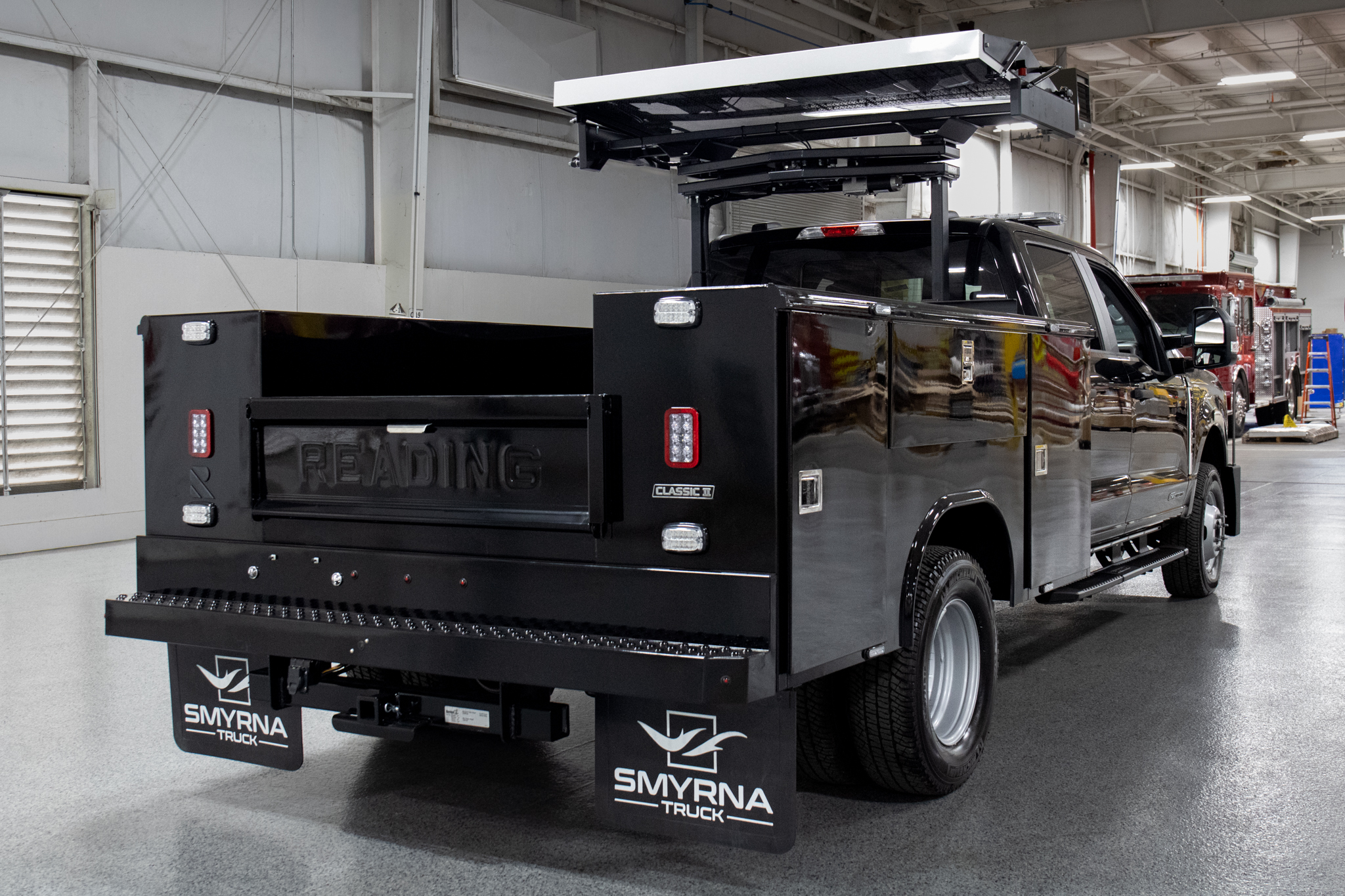 Reading Classic II 9′ Service Body on Ford F-350 Chassis