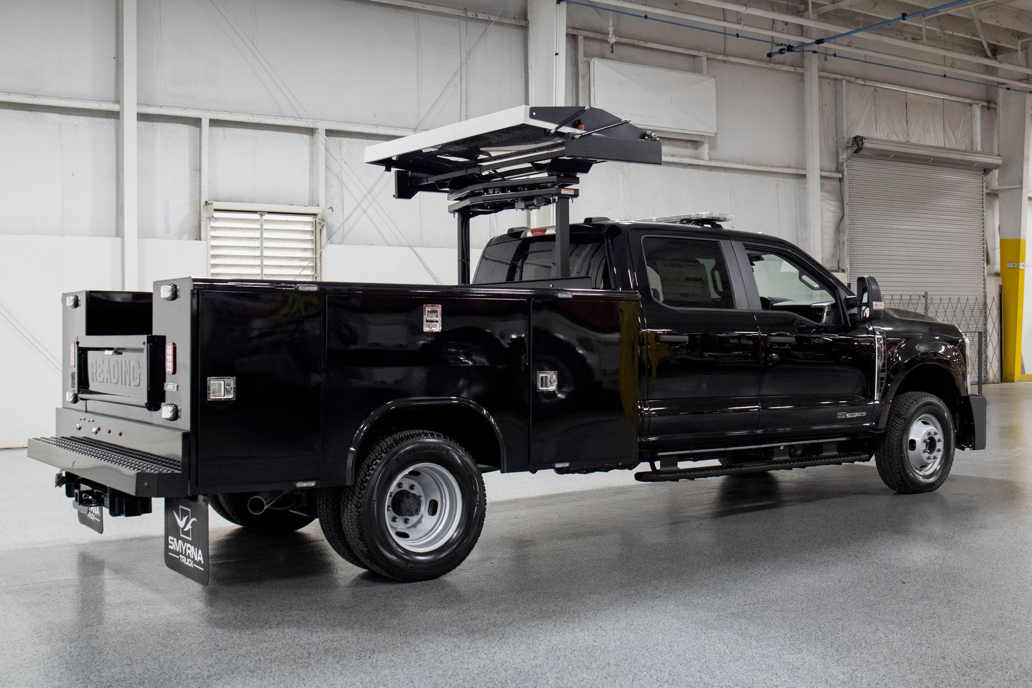 Reading Classic II 9′ Service Body on Ford F-350 Chassis