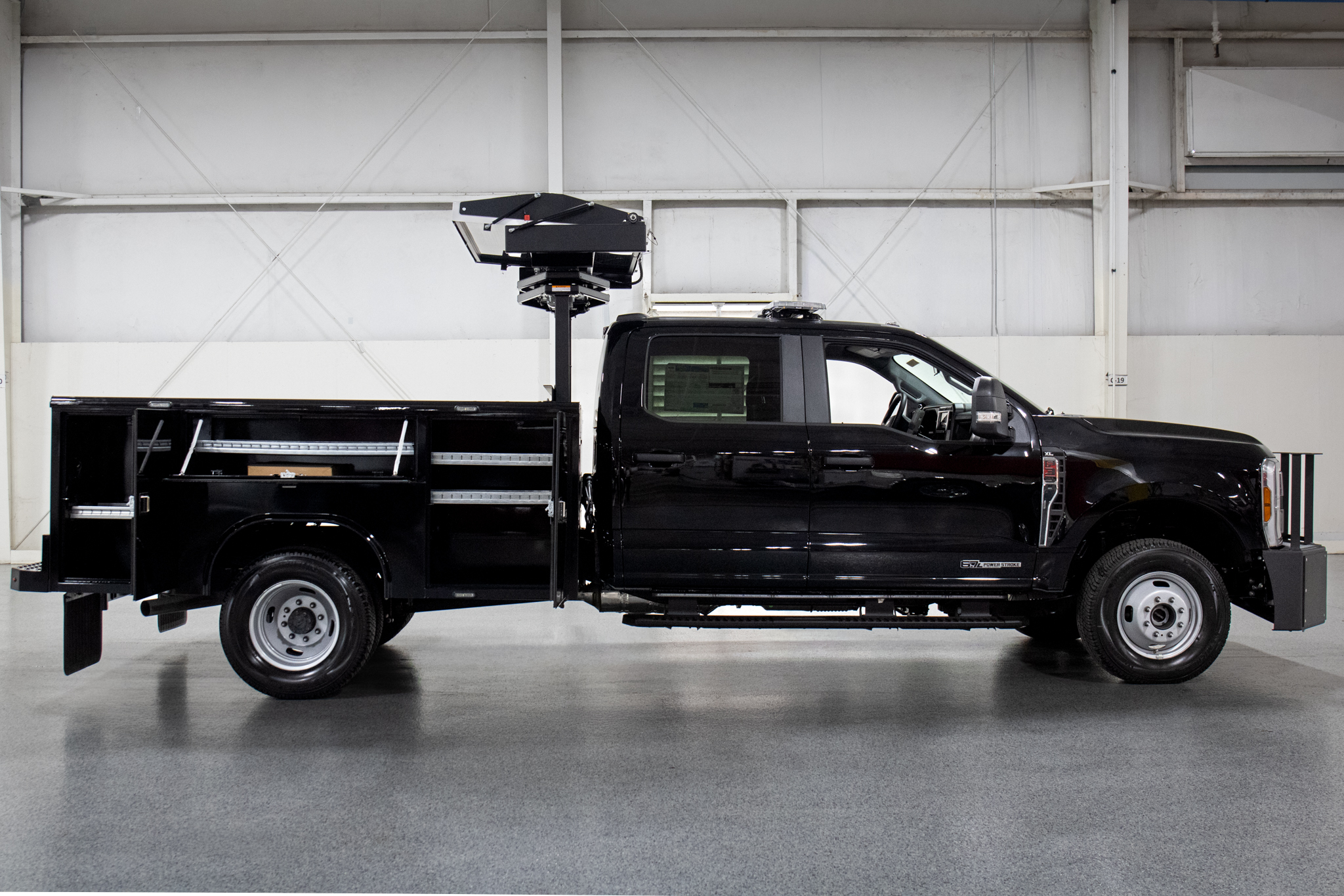 Reading Classic II 9′ Service Body on Ford F-350 Chassis
