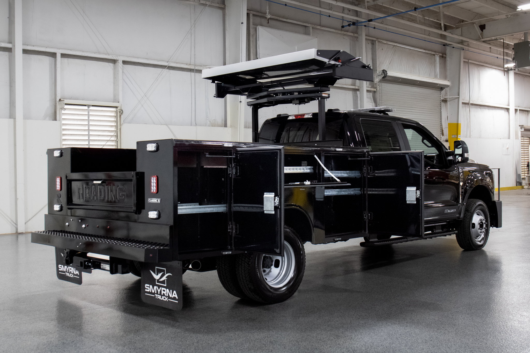 Reading Classic II 9′ Service Body on Ford F-350 Chassis